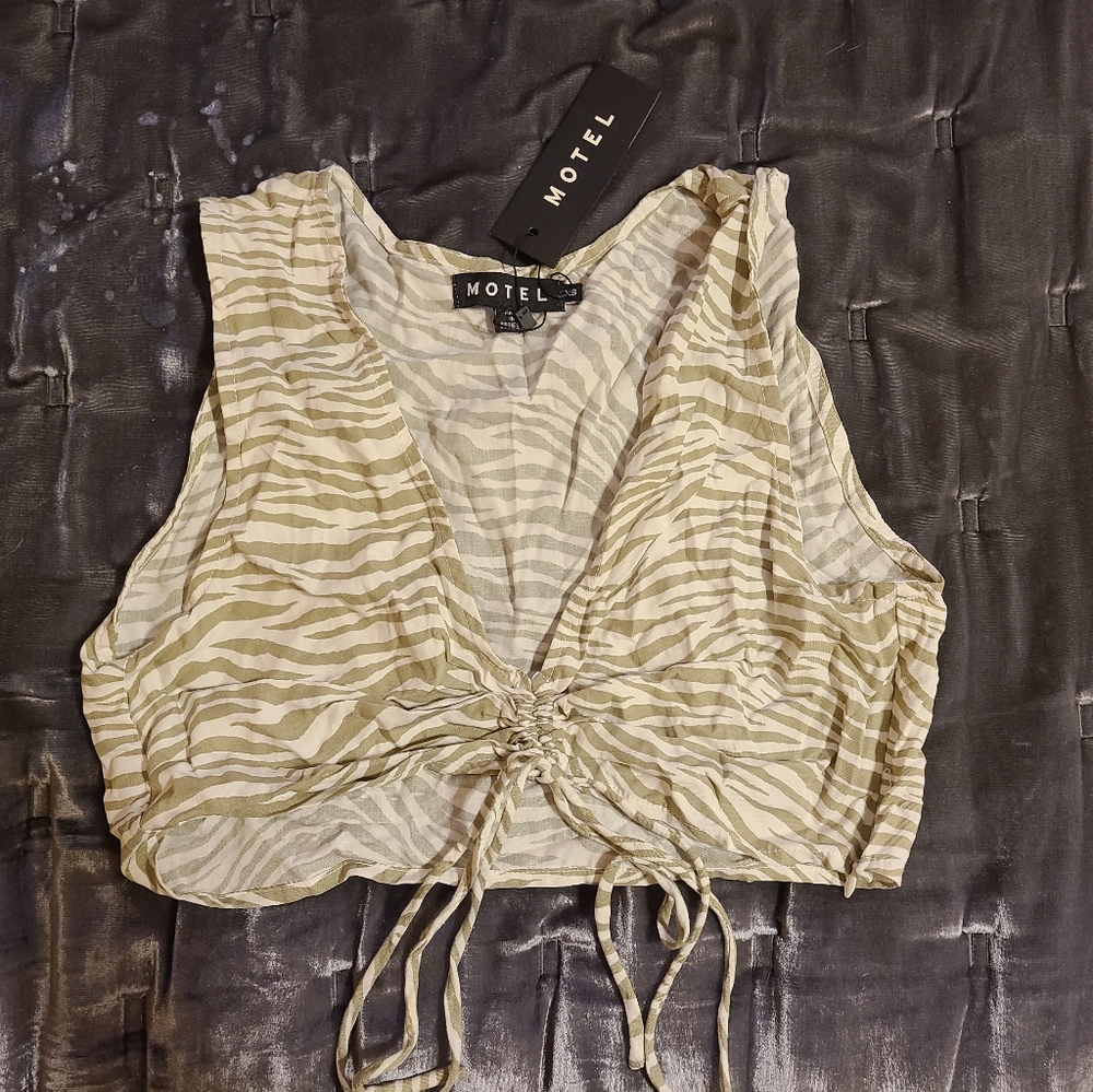 NWT Motel Raeless Zebra Crop - Picture 3 of 3